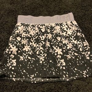Black and white floral design skirt With pockets